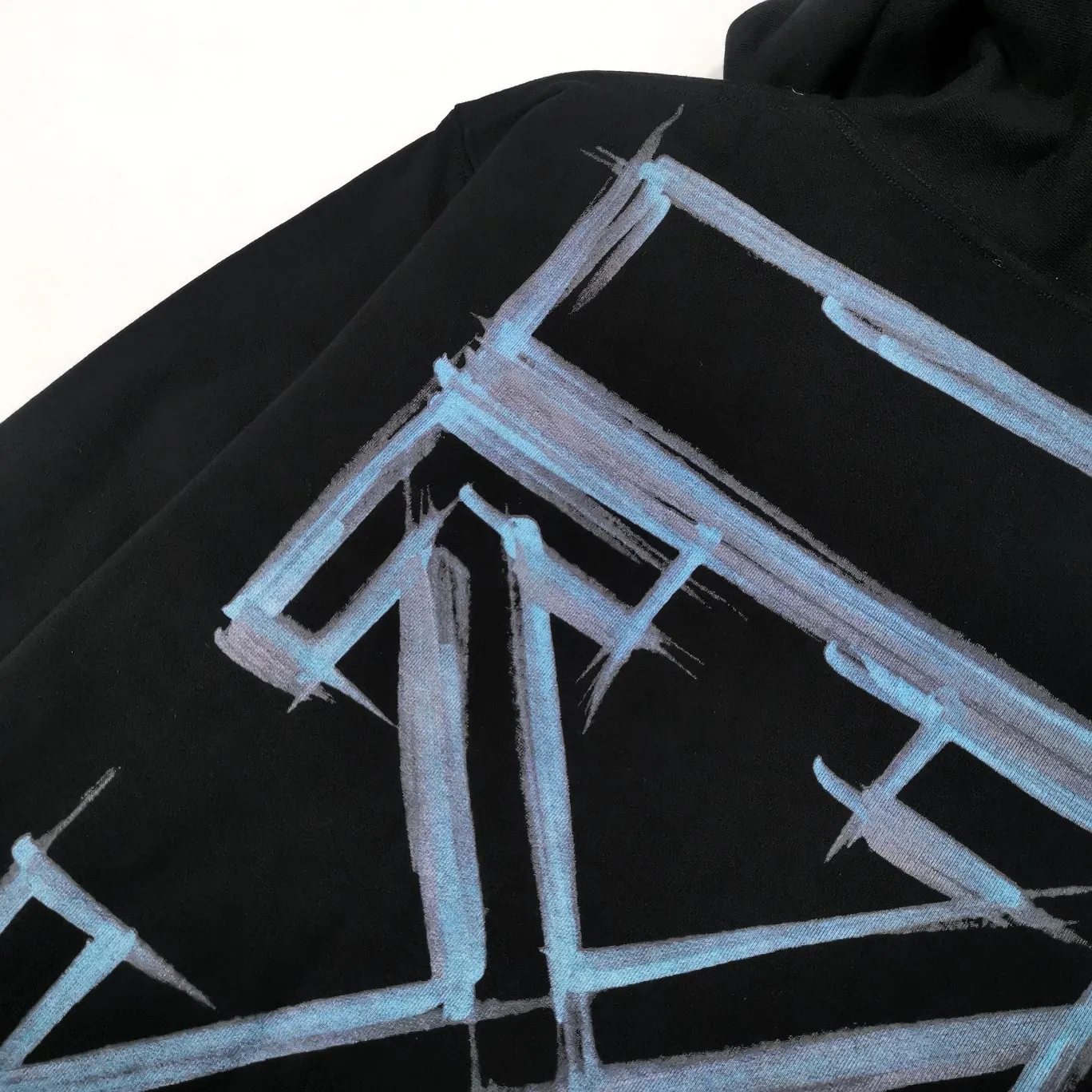 Top tested version 2022OFF OW WHITE new blue chalk marker depicting arrows loose trendy brand men's and women's casual autumn and winter hoodies and sweatshirts. Take a look at the enlarged details of this model. The printing is like a chalk drawing, and the image is realistic. The printing uses Kornit digital direct inkjet printing, which adds particle direct inkjet printing. So it looks like chalk. But don’t worry about the anchorage of the printing, it will never fall off. Backwash and sun-resistant, machine washable without stress. Absoluteness distinguishes the offset printing on the market, which is perfunctory and cannot restore the texture of pink and ink at all! The side hems are initially folded, please pay attention! The fabric is made of 480 combed pure cotton terry, which has a full drape. Customized collar label, washed, hang tag. Color: Black Size: XS-L P:390